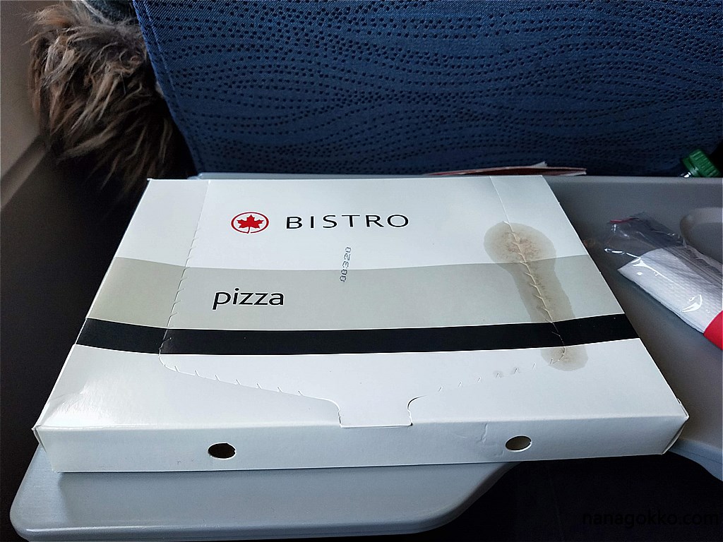 機内でピザ Ac342 バンクーバー Yvr オタワ Yow 搭乗記 エアカナダ国内線 4時間超フライト ななごっこ 交通系の話題を綴るブログ